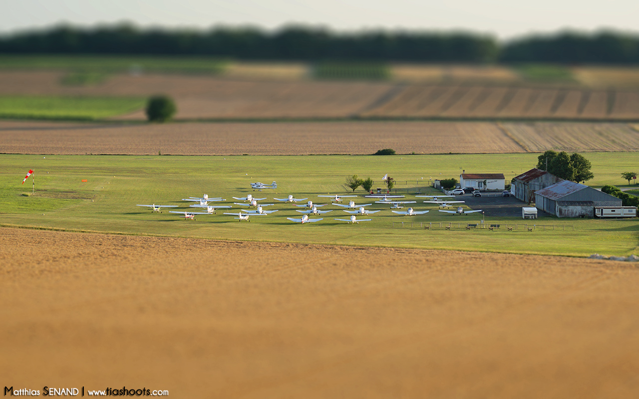 Parking avion en fin de journée