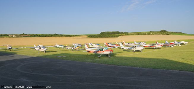 Parking avion en fin de journée