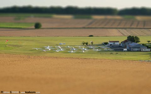 Parking avion en fin de journée